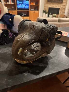 Jurassic World Dominion Tyrannosaurus Rex Chomp 'N Roar Dino T-Rex Mask